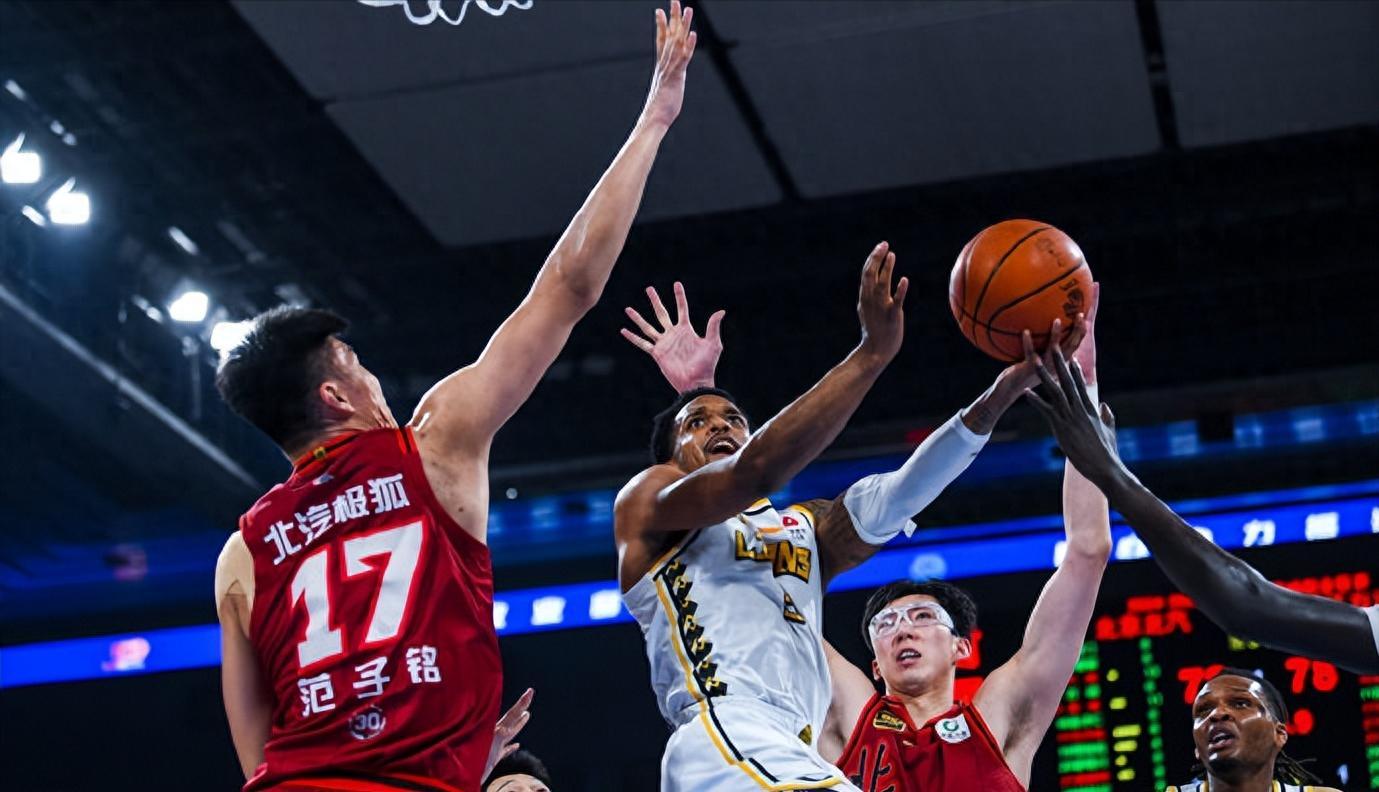 半岛体育-超级外援受伤！归期未定，将影响CBA争冠格局