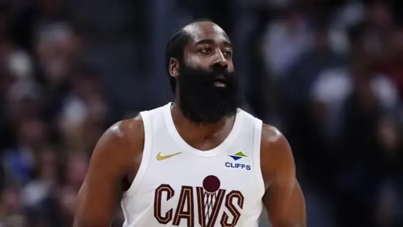 半岛体育-哈登首节比赛7投2中，三分2中1得到5分2篮板2助攻